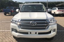 进口车市丰田酷路泽5700宽大硬朗的车身，粗犷有力，凸显越野车的风范，前脸明显外张的挡泥板以及前突的坚固格栅尽现强悍风格，视觉上极富冲击力