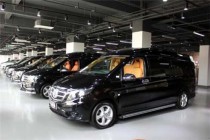 进口车市2018款奔驰威霆凭借5370*1928*2150mm(长宽高)出色的车身尺寸带来的优越空间表现，加之全新升级的M274系列汽油发动机，匹配的7速手自一体变速箱增...