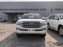 【进口车市】丰田酷路泽5700是一款备受越野族青睐的大型SUV，健壮的车身，粗犷的线条，宽敞的空间，强劲的动力，无一不彰显丰田家族SUV的魄力和风