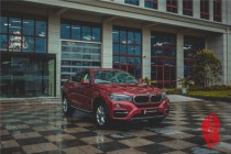 进口车市宝马X6能让人们瞬间点燃热情，修长的侧面线条与低座舱相得益彰，经过明显强化的车轮尽展强悍风采，经典的双门轿跑车比例，豪放而凹凸有...