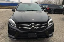 一个品牌跨越130年的历史，一种情愫绵延半个世纪的钟情，当奔驰遇上SUV带来的绝对是一场惊世骇俗的视觉与驾驭的饕餮盛宴。奔驰GLE400是奔驰的又一