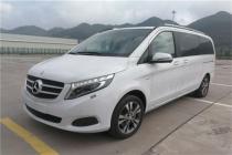 进口车市作为一款时尚型商务车，这台奔驰V级是您最佳的选择，无论是品牌还是外观、是车身尺寸亦或者是内饰豪华和舒适都是非常出色的。进口奔驰V...