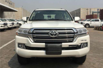 进口车市2018款丰田酷路泽4000双油双备小尾翼顶配双备胎，一键启动，无钥匙进入，遥控启动，中控屏幕DVD，主驾驶电动，电动绞盘，无线充电，低速巡