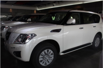 进口车市新一代日产途乐作为一款硬派全尺寸SUV，采用了非承载是车身结构，前后悬架均为注重操作性的双叉臂式独立悬架。外观高大宽厚，总体方正