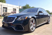 奔驰S级轿车是德国戴姆勒集团旗下品牌梅赛德斯-奔驰推出的顶级豪华车，其上承梅赛德斯-奔驰百多年来的精湛造车艺术，下启源源不绝的科技革新，