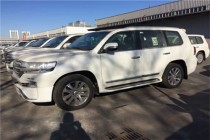 进口车市丰田酷路泽5700最为车迷称道的，就是它多年来一直坚持采用机械结构，远比一些时尚的电子系统更为可靠。不过毕竟不能忽视科技的进步，这