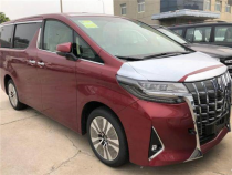 丰田埃尔法一直是丰田家族最引以为傲的顶级保姆商务车型，与那些粗犷的美式“保姆车”不同，埃尔法显然更加擅长用细腻的做工与精挑细选的内饰