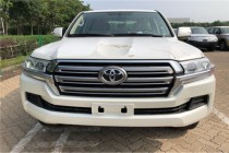 进口车市丰田酷路泽4000硕大的车身以及出色的性能为其赢得了良好的形象，具有强劲的动力操控、充沛的动力、轿车的舒适，一款家庭商务两用车，既