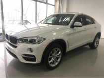 进口车市宝马X6是宝马在运动型SUV市场投下的一颗重磅炸弹，它具有双面性格，不但延续了SUV车型的实用性，而且在公路运动性方面也加入了厚重的调味