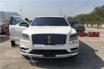 进口车市2018款全新领航员前脸“大嘴”细节处还有镀铬点缀，一句话“大气又精致”。而全新领航员这对“大眼”将配备全LED光源以及采用线性LED雾灯