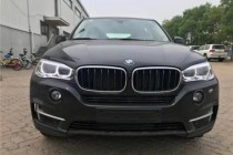 进口车市：宝马X5独特在其动感的线条轮廓勾勒下一览无遗。采用了更加节能的LED发光元件的天使眼，亮度更高且使用寿命更长。采用了最新的开眼角设