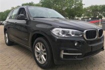 进口车市：2018款宝马X5采用了前双横臂独立悬挂，后四连杆独立悬挂，不论其悬挂的结构还是调校方面都向公路行驶性妥协。宝马X5经典的双肾型前格栅...