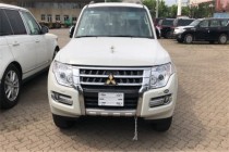 进口车市2018款三菱帕杰罗，秉承了三菱的外形特征，棱角分明而又不失肌肉感。倒梯形散热器格栅被横装饰条截然分开，醒目的车标镶嵌在格栅正中，