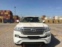 【进口车市】18款丰田酷路泽4000白米天窗底挂8气囊18轮前后大包围氙气大灯航空踏板行李架后尾翼拖车钩大灯清洗前后电眼主驾电座400米摇启多功能方