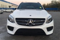 奔驰GLE43以优雅泰然之姿，流露自由风采，绽放难以抗拒的气质。其设计理念成就独特动感与瞩目的优越风范。秉承独到魅力，以卓越体验瞩目问世以来