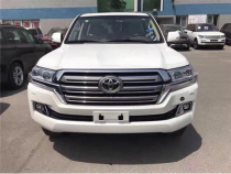 进口车市丰田酷路泽4000自诞生以来，以其恶劣路况的高通过性、耐用性、可靠性，被誉为顶级四驱之王，深获人们信赖。配备多地形可选驾驶辅助装置