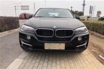 进口车市宝马X5经历了多年风雨，并引领了豪华公路SUV的新潮流，成为这个级别最畅销的车型之一。其实从第一代车型开始，X5就比较偏重于公路上的表