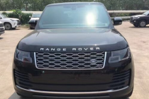 【进口车市】早在20世纪60年代，路虎的设计师们就认为，一辆注重公路行驶性能且具有舒适性的越野车会更受市场青睐。第一辆也是第一代路虎揽胜于1...