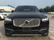 配置:2018款加版XC90黑/黑舒适版金属漆、动量包、视觉包、儿童座椅------标配（大灯高压清洗，自动调节全LED大灯,车道偏离警告，智能卡、全液晶仪表盘...