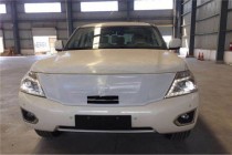 进口车市日产途乐尺寸高大、大面积的蜂窝格栅、粗壮的镀铬装饰条和两侧头灯，内部增添了三根横向镀铬饰条，使得车头显得更加宽大有力，近乎菱形...