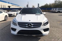 进口车市2018款奔驰GLE400在设计方面更为柔和，前保险杠上硕大的通风口带有明显的AMG风格，大尺寸的轮毂和刹车盘都透露出浓厚的运动气息。大面积的