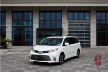 进口车市：丰田塞纳会感受到浓厚的温馨感。宽大的空间很适合一家三口出去旅行，是一款性价比极高的MPV车型。18款塞纳外观毋庸多说，采用了全新的...