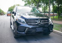 奔驰GLE43定位跟瞄准运动，尽得两者精彩之最，轿跑车之经典跑感融合SUV的一贯作风：奢华配件更显奔驰独有的尊贵。进口车市奔驰GLE43在设计方面更为