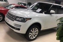 路虎揽胜行政它可以在角度很大的倾斜沙堆上策马扬鞭，动力强劲，操控灵敏，洗炼沉稳，直线条方正大气而不显粗糙，2216毫米的宽度更显威猛强悍。