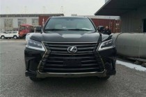 雷克萨斯LX570是家族SUV的旗舰车型，全新的设计紧跟家族年轻奔放的脚步，不再做低调的大个子，将强健的体魄藏匿于精致的西装下。家族最大的纺锤格