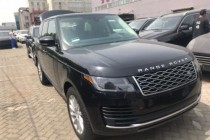 路虎揽胜行政版外观设计时尚，价格令人心动，它的独特魅力吸引着无数路虎车迷，一路走来，这款车创下了不朽的成绩，让很多高端人士认可，它的