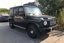 奔驰G550是一部纯粹的全地形越野车，粗犷的外观，标志性的三肋镀铬格栅，大大的奔驰车标非常醒目;硬朗笔直的车身线条完全是硬派越野的风格，车头...