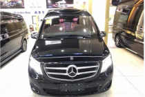 全新一代奔驰V级真的比老款时尚了不少，统一化的家族风格让这台MPV融入回归了大家庭当中。虽然定位于商务化，但更亮丽的外观造型、时尚舒适的内