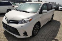 丰田塞纳与市场中常见的埃尔法等一些MPV车型表现出的那种尊贵大气的气场感不同，丰田塞纳给人的感觉是比较运动时尚的，也因此它身上没有那些品