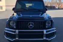 作为一款高性能越野车，奔驰G63无疑是越野爱好者们的最佳选择之一，纯粹的越野性能加上经典的方正造型设计，真的，这款车不管怎么看，都让人爱