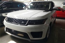 路虎揽胜运动版凌驾对手，不只因它惊鸿四座的外观设计，更有它为运动而生的从容稳重。对揽胜运动版来说它的美只呈现给愿意与它一同历阅巅峰，