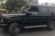 奔驰G系列越野车，一直是家族中最具代表性的存在，复古外观独树一格，用30年时间证明：真正的经典无需为潮流而改变。G级外形并不是想象中那样鹤