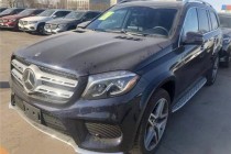 奔驰GLS450定位在SUV系列中S-Class——大型豪华SUV。新车拥有时尚的外观设计，强劲的动力性能，尽显轩昂大气风范，作为一款SUV越野车，奔驰GLS450凭借着