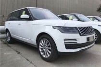 全新路虎揽胜行政的前脸造型更加精致，全新的前大灯组采用LED作为发光光源，高配可选择激光光源，照射距离可达500米。采用智能可变式控制，迎面会...