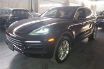 保时捷卡宴身上有着许多突出的进步，令人实在佩服保时捷的创造力。卡宴和传统的SUV车型有些不同，毕竟是一款出自“保时捷”之手的汽车，高档越