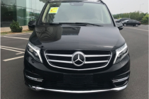 【进口车市】奔驰威霆外观动感时尚，随心所欲。奔驰威霆庄重尊贵的黑色车身，车身同色保险杠与整个前脸造型相得益彰，三道全新设计的镀铬中网