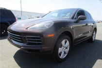 作为全球最成功的豪华SUV之一，保时捷卡宴迎来其最新一代车型。强劲的涡轮增压发动机、全新底盘系统以及创新的显示和控制概念与全面的互联功能，...