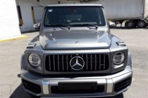 奔驰G级俨然就是个车圈里的活化石，39年来不断改款，但改来改去还是老样子，眼前的这辆奔驰G级是真正意义上的第二代产品，单看外形它的变化依旧