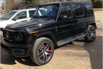 【进口车市】黑红，特价秒标配略，选配，AMG暗夜包/独家内饰增强包/AMG碳纤维包/碳纤维方向盘/菱形格内饰奔驰G级不管是轰鸣的排气声浪，还是车门上...