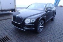 全新宾利添越整体风格大气、沉稳，看见他第一眼，您所见的每处细节无不诠释着何谓“宾利风格”。从超塑成型、凌厉至极的宾利线条，到纯手工打