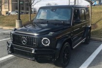 G63黑红AMG暗夜运动包、专属红色菱形格内饰、翻毛皮顶、金属漆、黑色小提琴曲实木内饰、22寸AMG轮毂、后备仓垫从原先的军用车到如今的豪华越野的典