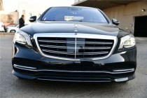 为梅赛德斯-奔驰赢得无数荣誉的S级轿车，有着令人敬仰的历史和超凡成就。一直以来，S级始终是梅赛德斯-奔驰不可动摇的旗舰产品，与此同时，它也