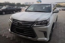 雷克萨斯LX570天生有着一副野蛮的外表，虽身着华丽的外衣，却抹不掉它与生俱来的野性。气势磅礴的前脸设计，坚实有力的侧面腰线，凸显LX570的强劲