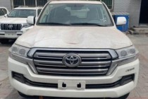 丰田酷路泽4000是硬派经典越野车，是陆地巡洋舰的新一代升级版，越野能力强大，有车友称其为“烂路王”。它动力强劲，综合性能强大，技术领先，