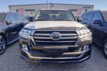 丰田酷路泽5700是一款能够将很多复杂路况都能征服的热门车型，它的独特设计吸引无数人的目光，让驾乘更具操控性，驾乘时能够为驾乘者提供高超的