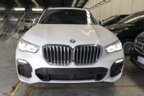 宝马X5经历了多年风雨，并引领了豪华公路SUV的新潮流，成为这个级别最畅销的车型之一。其实从第一代车型开始，X5就比较偏重于公路上的表现，也由